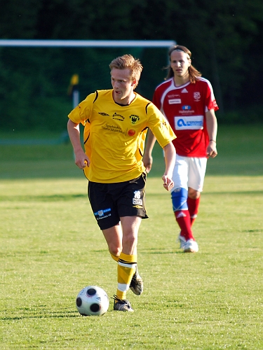 2010_0604_37.JPG - Filip Haglind söker ett passningsalternativ