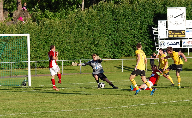 2010_0604_38.JPG - Ytterligare en målchans för Södra, Dennis Jansson skjuter men bollen går utanför målet