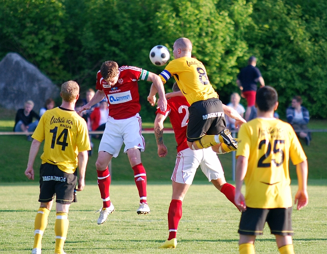 2010_0604_44.JPG - Gustav Gustavsson går in hårt och resolut i närkampen