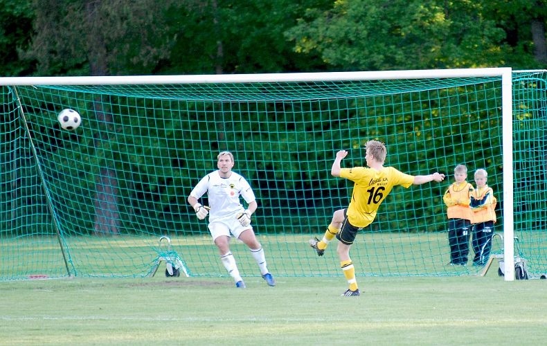 2010_0604_46.JPG - Filip Haglind rensar undan bollen framför mål