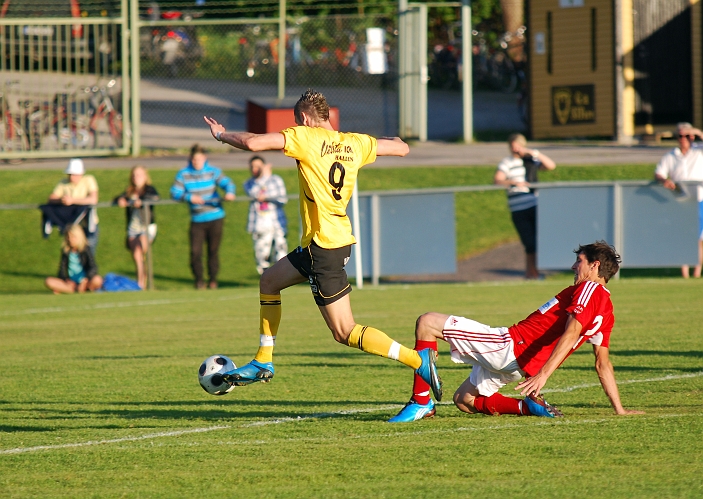 2010_0604_47.JPG - Miralem Malic på väg igenom mot målvakten, som gör en räddning . . . .
