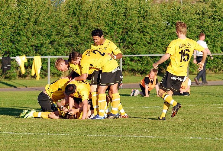 2010_0604_50.JPG - Många glada Södraspelare gratulerar målgöraren