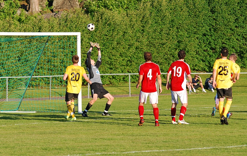 2010_0604_51.JPG - Miralem Malic (delvis skymd) nickskarvar en frispark över målvakten, 2-0 till Södra