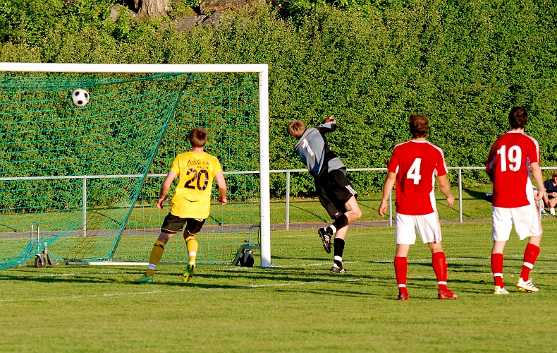 2010_0604_52.JPG - Dennis Jansson kan konstatera att Miralem's nick sitter snyggt i nätmaskorna