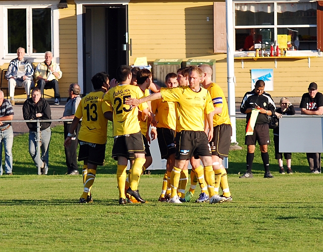 2010_0604_53.JPG - Glada Södraspelare gratulerar Miralem till målet