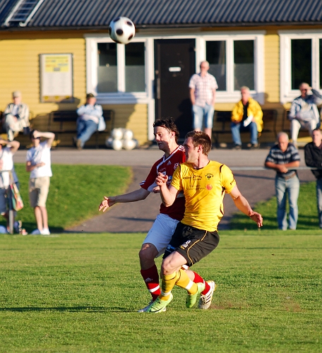 2010_0604_54.JPG - Dennis jansson i kamp om bollen med Hallstaspelare