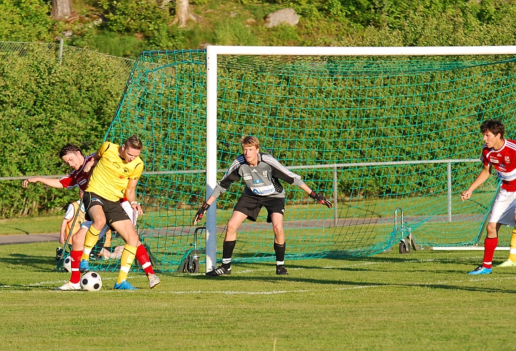 2010_0604_55.JPG - Miralem Malic täcker bollen och försöker få till en passning