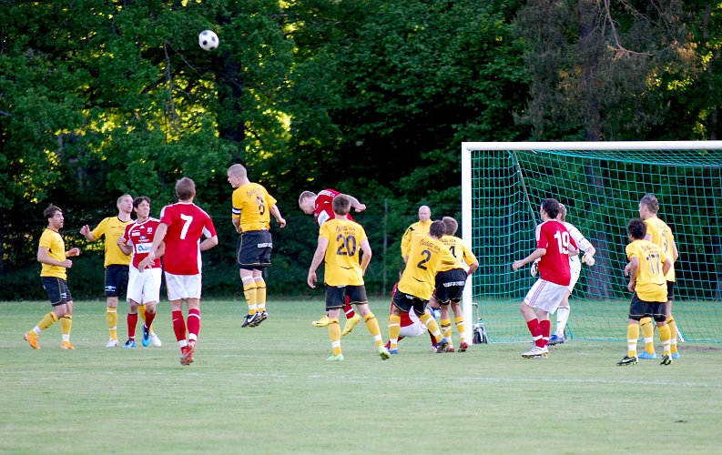 2010_0604_57.JPG - Gustav Gustavsson går upp och nickar undan bollen