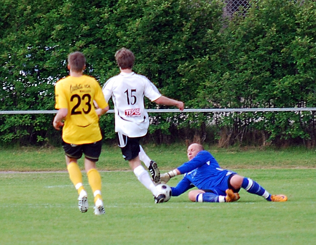 2010_0610_10.JPG - Almir Masinovic går ut och tar bollen precis framför BK30 anfallaren
