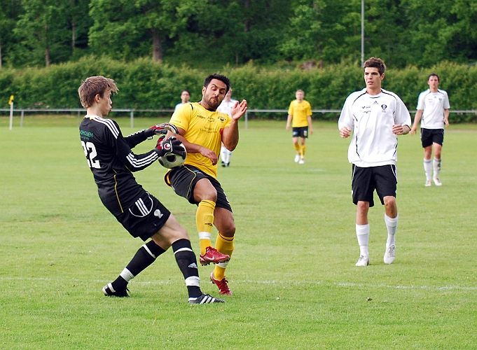 2010_0610_17.JPG - Målvakten och Arton bekaj kommer till bollen samtidigt