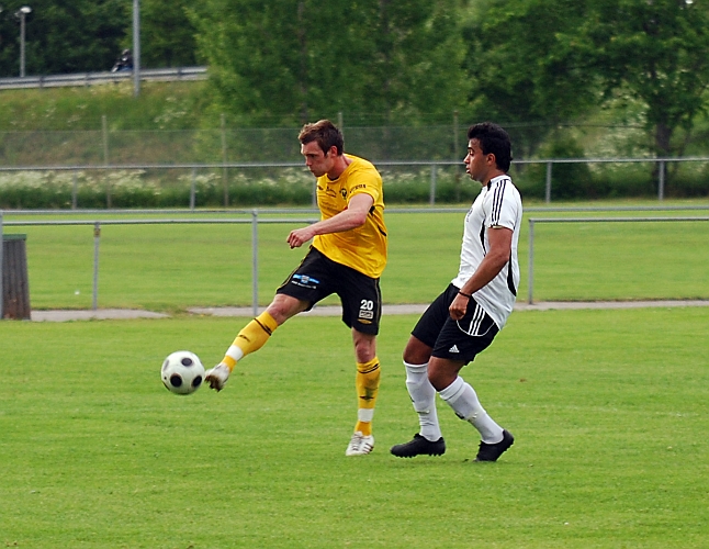 2010_0610_21.JPG - Dennis Jansson skjuter från distans