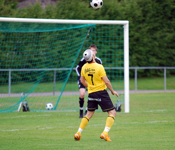 2010_0610_23.JPG - Karim Safari tar ner bollen