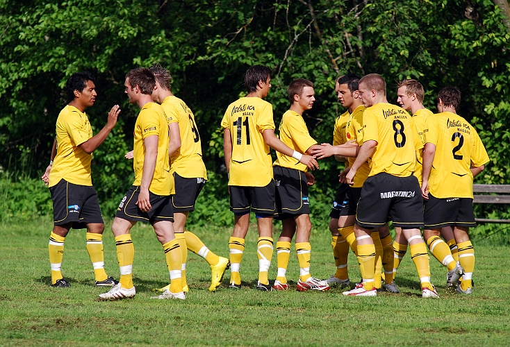 2010_0613_05.JPG - Glada Södraspelare gratulerar målskytten