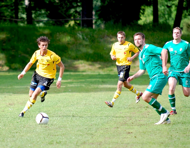 2010_0613_07.JPG - Rio Babovic kommer med fart efter kanten