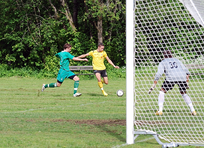 2010_0613_08.JPG - Miralem Malic går för ett avslut mot mål