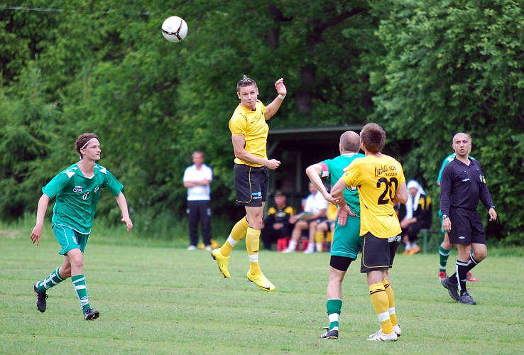 2010_0613_10.JPG - Miralem Malic lägger fram bollen med en nick