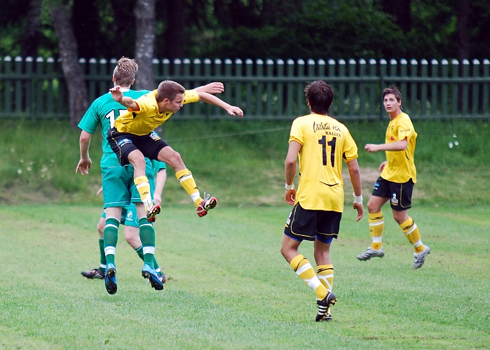 2010_0613_12.JPG - Patrik Palmqvist får frispark efter knuff i ryggen
