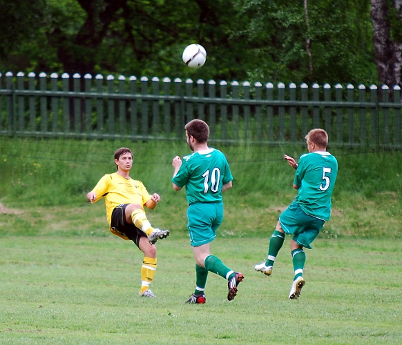 2010_0613_13.JPG - Niklas Larsson lyfter undan bollen framför Irstaspelarna