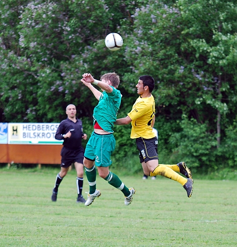 2010_0613_15.JPG - Mergim Bekaj i nickduell med en Irstaspelare