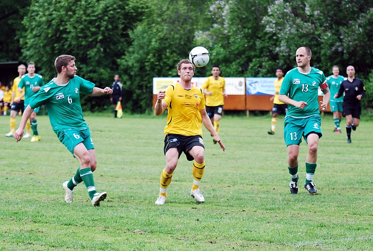 2010_0613_16.JPG - Dennis Jansson har bollen mellan Irsta's mittbackar