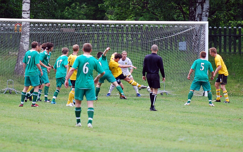 2010_0613_17.JPG - Södraförsvaret får undan bollen efter en Irstahörna