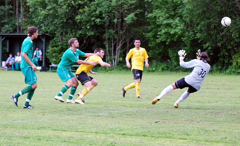 2010_0613_18.JPG - Dennis Jansson får ett bra läge till avslut men bollen går en bit över målet