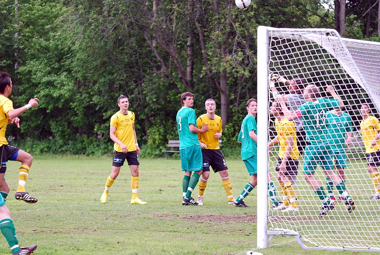 2010_0613_19.JPG - En bra slagen hörna där bollen kommer till Jonas Hammarlund som kan trycka in 2-0 till Södra efter dryga halvtimmen