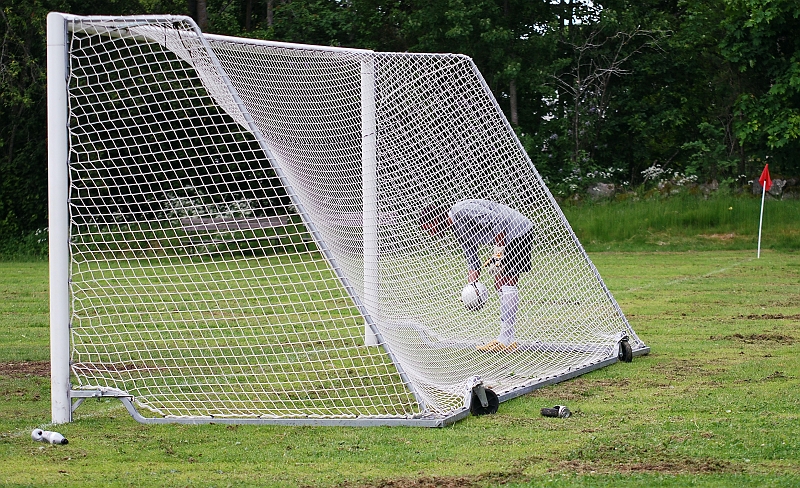 2010_0613_21.JPG - Målvakten hämtar ut bollen ur nätmaskorna