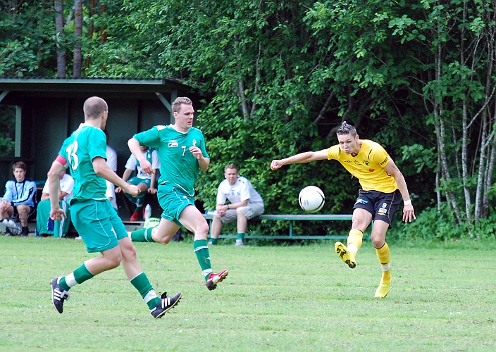 2010_0613_22.JPG - Miralem Malic ser att målvakten är lite långt ut och skruvlobbar bollen elegant över målvakten och in bortre burgaveln, 3-0 till Södra