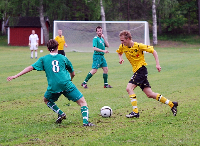 2010_0613_25.JPG - Filip Haglind driver bollen längs mittplan