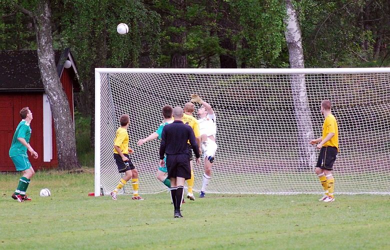 2010_0613_26.JPG - Fredrik Hagström tippar bollen över ribban