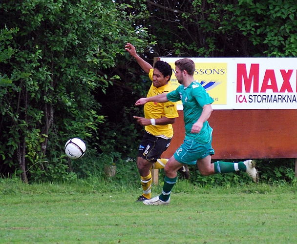 2010_0613_27.JPG - Jonas Hammarlund trycker sig förbi på utsidan av Irstaförsvararen
