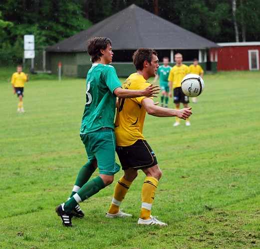 2010_0613_31.JPG - Dennis Jansson täcker för att ta ner bollen efter inkast