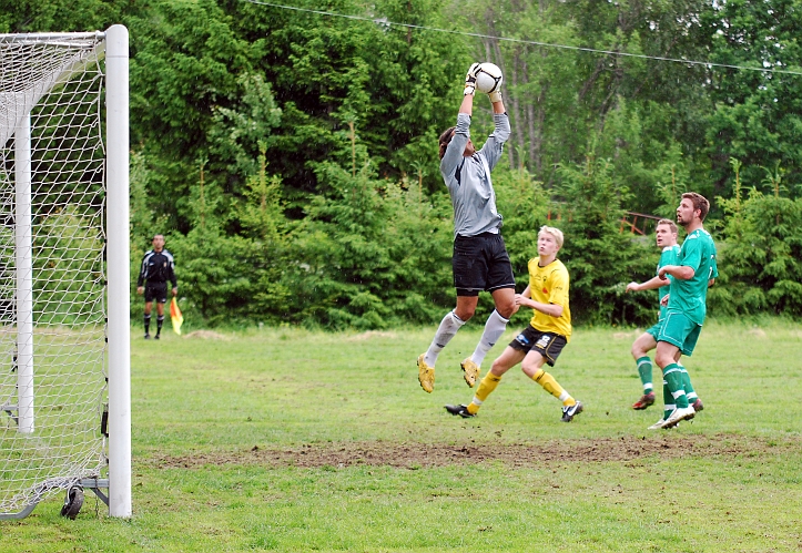 2010_0613_32.JPG - Irsta's målvakt är högst upp och plockar in bollen