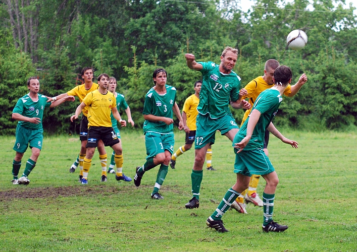 2010_0613_38.JPG - Gustav Gustavsson är uppe och nickar på en hörna
