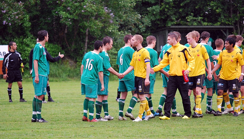 2010_0613_39.JPG - Spelarna tackar varandra efter matchen