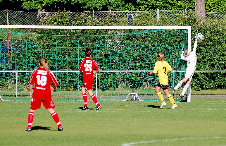 2010_0615_06.JPG - Södra's målvakt Josefine Bastås gör en fin enhandsräddning uppe i sitt vänstra kryss