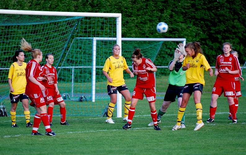 2010_0615_24.JPG - Wefors målvakt trycker undan bollen framför Sofia Larsson efter en hörna