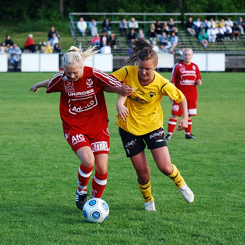2010_0615_26.JPG - Sofia larsson i närkamp om bollen med en Weforsspelare