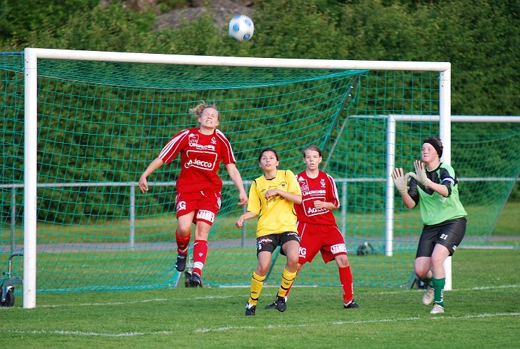 2010_0615_30.JPG - Wefors spelaren nickar undan bollen