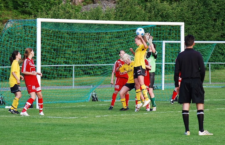 2010_0615_31.JPG - Sofia Larsson försöker nå bollen efter en hörna
