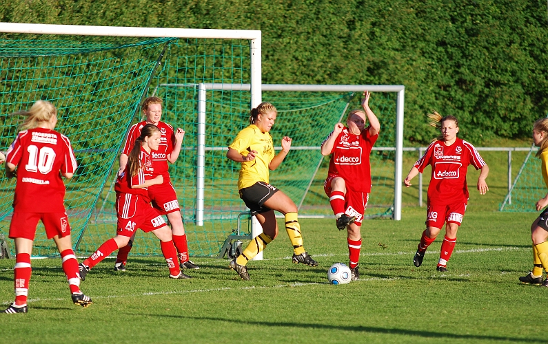 2010_0615_33.JPG - Ida Sörén spelar bollen bakåt till Sanna Lundberg som trycker in 4-0 till Södra