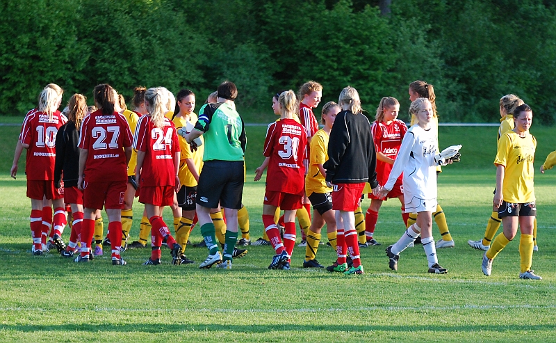 2010_0615_35.JPG - Spelarna tackar varandra efter matchen