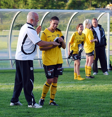 2010_0615_37.JPG - Elin Segerstedt får priset som Södra's bästa spelare av Johan Eriksson. Priset skänkt av Bergmans Guld