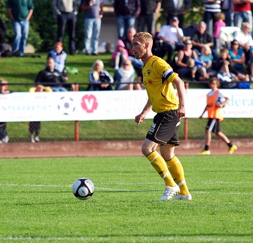 2010_0616_16.JPG - Mikael Wiker siktar in sig på en djupleds passning