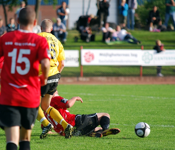 2010_0616_17.JPG - Hårda närkamper på mitten var det under hela matchen