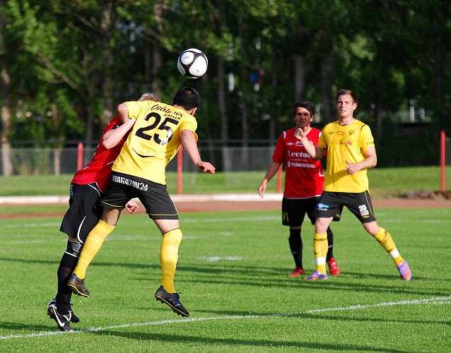 2010_0616_19.JPG - Merim Bekaj vinner nickduellen med Kungsör's försvarsspelare