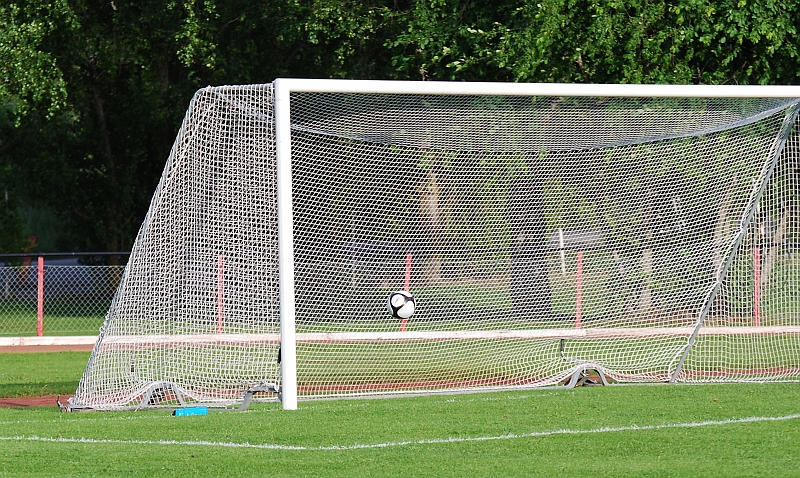 2010_0616_26.JPG - Här är bollen på väg in i ett tomt mål 1-0 till Södra är ett faktum