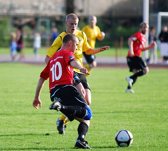 2010_0616_29.JPG - Kungsör's Rauli Pakanen spelar upp bollen mot sina forwards