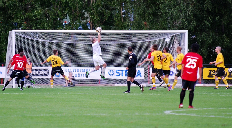2010_0616_41.JPG - Fredrik Hagström plockar enkelt in en höjdboll
